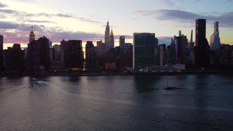 Sonnenuntergang-über-New-York-City-Midtown,-Dramatischer-Himmel