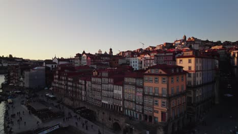 Atemberaubende-Drohnenaufnahmen-Bei-Sonnenuntergang-Des-Flusses-Douro-Im-Herzen-Von-Porto,-Portugal