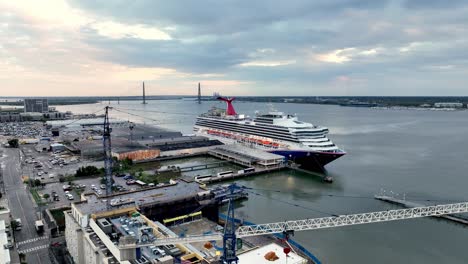 Ausstieg-Aus-Dem-Bau-Eines-Kreuzfahrtschiffes-In-Charleston,-South-Carolina