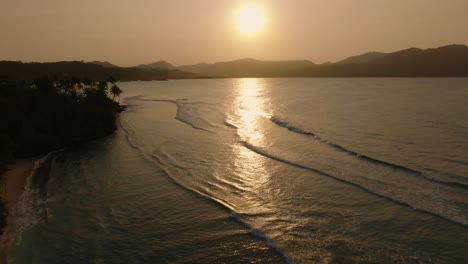 Sonnenuntergang-Am-Ufer-Eines-Tropischen-Strandes-In-Der-Dominikanischen-Republik,-Luftaufnahme-Nach-Vorne