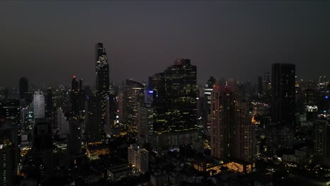 Bangkok-Stadt-Bei-Nacht,-Vogelperspektive,-Drohnenaufnahmen-Der-Riesigen-Skyline-Der-Stadt