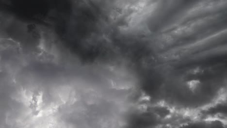 Vista-De-Tormenta-Eléctrica-Dentro-De-Nubes-Oscuras