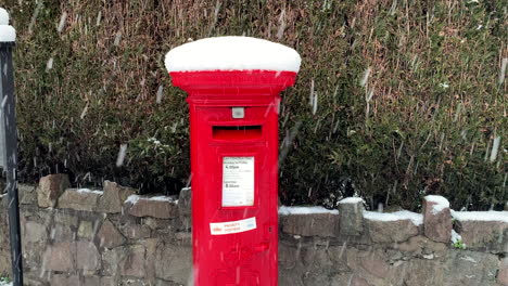 Ein-Traditioneller-Roter-Bost-Pocken-Für-Die-Post-In-England-Im-Winter