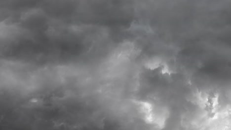 Blick-Auf-Den-Dunklen-Himmel-Mit-Schwarzen-Wolken-Und-Gewitter