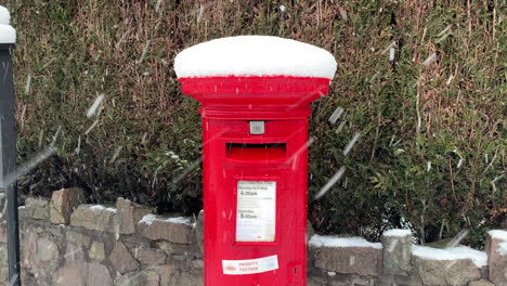 Ein-Britischer-Roter-Briefkasten-Für-Post