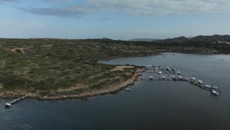 Drohnenflug-über-Den-Naturhafen-Sa-Nitja-Auf-Menorca,-Spanien