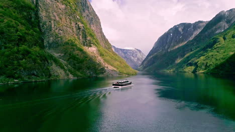 Luftaufnahme-Der-Fähre,-Die-Vom-Fjord-Abfährt,-Viking-Valley,-Norwegen