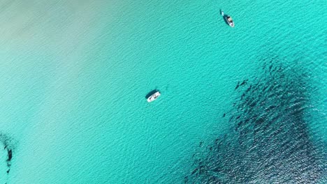 Yachten-Schwimmen-Vor-Der-Insel-Menorca-In-Spanien-Mit-Flachen-Bommie-Riffen-Neben-Dem-Anker