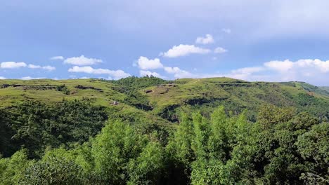 La-Montaña-Con-Un-Espectacular-Cielo-Azul-Brillante-Por-La-Mañana-Desde-Un-ángulo-Plano-Se-Toma-En-Meghalaya
