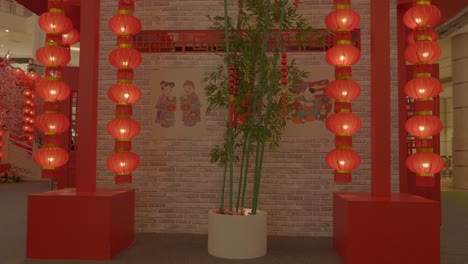 Traditionelles-Chinesisches-Haus-Im-Neujahrskaninchen-2023-Mit-Roten-Laternen