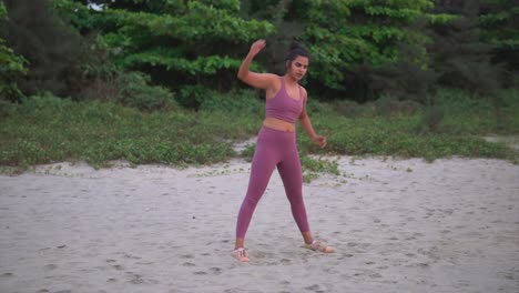 Mujer-Fitness-India-En-Ropa-Deportiva-Rosa-Haciendo-Ejercicio-De-Calentamiento-En-La-Naturaleza