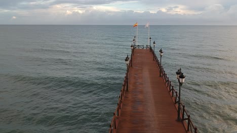 Embarcadero-De-Madera-En-El-Mar-Mediterráneo-Con-Gente-Caminando-Sobre-él