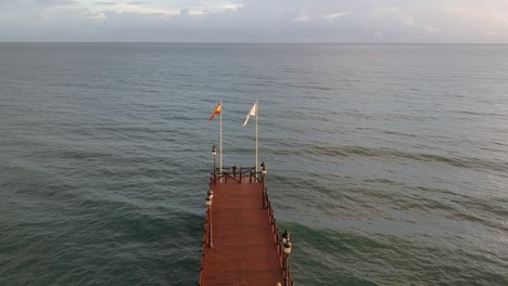 Embarcadero-De-Madera-En-El-Mar-Mediterráneo-Con-Gente-Caminando-Sobre-él