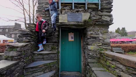 Kids-playing-outside-a-old-house-in-the-center-of-Ambleside