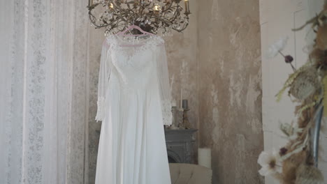 Wedding-white-dress-in-a-vintage-room