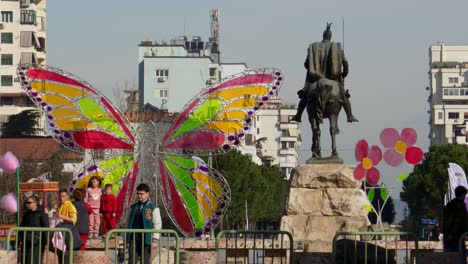 Paisaje-Urbano-De-La-Ciudad-Capital-De-Tirana-Con-Decoración-Festiva-Del-Día-De-Primavera-Cerca-De-La-Plaza-Principal-Llena-De-Peatones