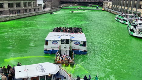 People-on-boat,-watching-the-dyeing-of-the-Chicago-river-green-on-St