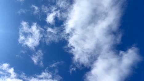 Helle-Weite-Wolken-Und-Leuchtend-Blauer-Himmel