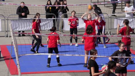 Chicas-Disfrutando-De-Un-Partido-De-Voleibol-Con-Amigos-En-Un-Día-De-Primavera-En-La-Plaza-De-La-Ciudad-De-Tirana:-Risas-Y-Diversión-En-El-Aire