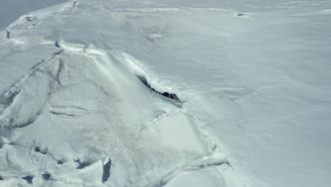 Drone-Dolley-Al-Revés-Tiro-De-Formación-De-Hielo-En-Un-Lago-Congelado-En-Un-Día-Soleado