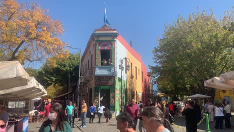 Los-Turistas-Disfrutan-De-Una-Mañana-En-El-Caminito-En-Buenos-Aires