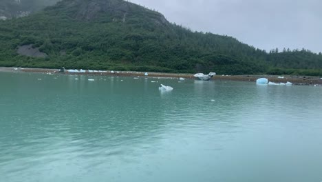 Aguas-Glaciares-De-Alaska-Con-Hielo