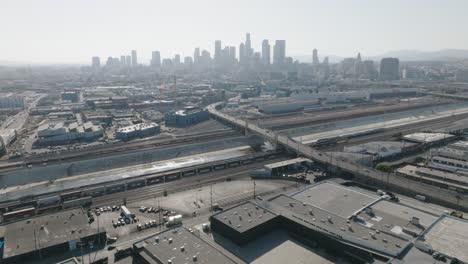 Luftdrohnenaufnahme-über-Der-Skyline-Der-Innenstadt-Von-Los-Angeles-Und-Dem-Industriegebiet-Boyle-Heights
