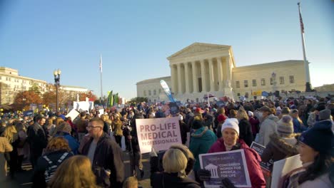 Menschenmenge-Demonstriert-Vor-Dem-Obersten-Gerichtshof-In-Washington,-D.C