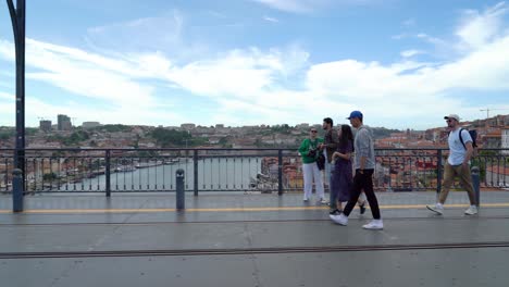 Junges-Asiatisches-Paar,-Das-Auf-Der-Brücke-Dom-Luís-I-Spaziert,-Mit-Porto-Stadtpanorama-Im-Hintergrund