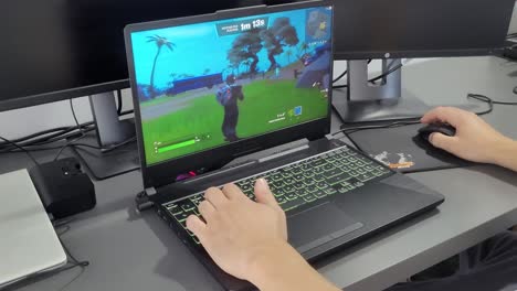 Spielen-Im-Vorladebildschirm-In-Fortnite-Auf-Einem-Gaming-Laptop