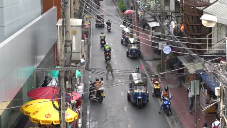 Erhöhte-Ansicht-Von-Motorrädern-In-Der-Soi-Sala-Daeng-1,-Si-Lom,-Bangkok