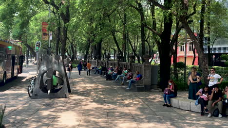 Aufnahme-Von-Menschen,-Die-Durch-Den-Paseo-De-La-Reforma-Im-Alltag-Von-Mexiko-Stadt-Gehen