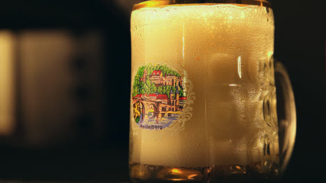 Bier-In-Einen-Großen-Glasbecher-Gießen,-Festivalsaison