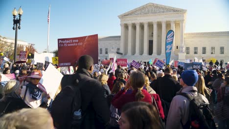 Menschenmenge-Demonstriert-Vor-Dem-Obersten-Gerichtshof-In-Washington,-D.C