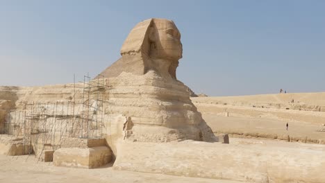 Majestic-side-view-of-Sphinx-located-in-the-middle-of-amazing-and-ancient-Giza-pyramid-complex-in-Egypt