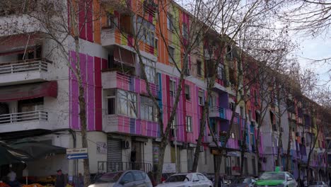 Arquitectura-De-Los-Países-Del-Este-De-Edificios-Con-Fachadas-Pintadas-En-Diferentes-Colores-En-Albania-Después-De-La-Caída-De-La-Dictadura