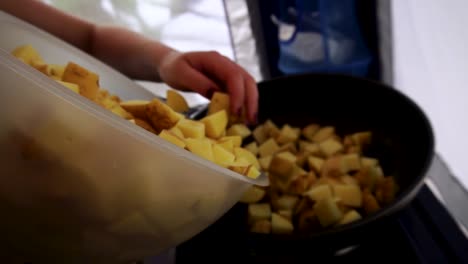 Geschnittene-Kartoffeln-In-Eine-Pfanne-Gießen