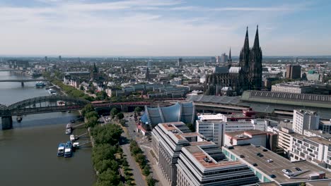 Köln,-Nordrhein-Westfalen,-Deutschland---Absteigender-Vogeldrohnenflug-Der-Kölner-Innenstadt-Mit-Rhein,-Dom,-Hauptbahnhof-Und-Dem-Konrad-Adenauer-Ufer---2022