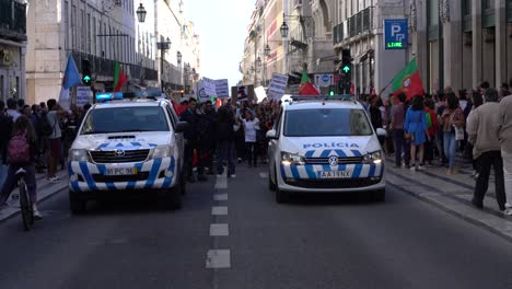 Demonstrations-in-Lisbon-during-25-de-Abril-celebration