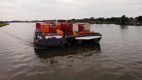 Intermodale-Container,-Die-Auf-Lastkähne-Für-Den-Transport-Durch-Den-Niederländischen-Kanal-In-Den-Niederlanden-Verladen-Werden