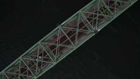 Eine-Luftaufnahme-Direkt-über-Der-Feuerinsel-Einlassbrücke-An-Einem-Bewölkten-Morgen-Mit-Ruhigem-Wasser