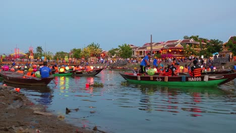 Ein-Filmisches-Video-Von-Menschen,-Die-Auf-Dem-Geschäftigen-Und-Wunderschönen-See-Von-Hoi-An-In-Vietnam-Boot-Fahren
