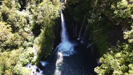 Drohnenaufnahmen-Des-Wasserfalls-Trou-Noir-Langevin-Auf-Der-Insel-La-Réunion