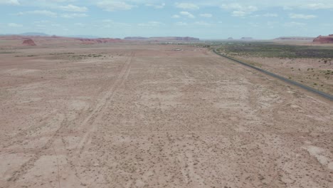 Karge-Wüstenlandschaft-Des-Navajo-Nation-Reservats-Im-Südwesten-Von-Arizona-–-Luftaufnahme