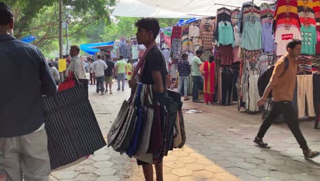 Straßenhändler-Versuchen,-Handtaschen-An-Menschen-Auf-Dem-Janpath-Markt-Zu-Verkaufen