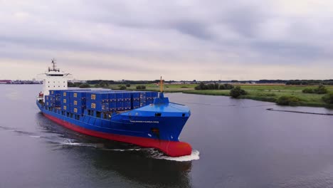 Luftaufnahme-Vom-Bug-Des-Rückenwind-Panda-Containerschiffs,-Das-In-Der-Oude-Maas-Navigiert