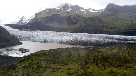 Glaciar-De-Islandia-Con-Colinas-Verdes-Con-Video-De-Drones-Moviéndose-Hacia-Los-Lados