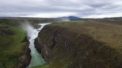 Gullfoss-Wasserfälle-In-Island-Mit-Drohnenvideo-In-Der-Seitwärts-Bewegenden-Schlucht