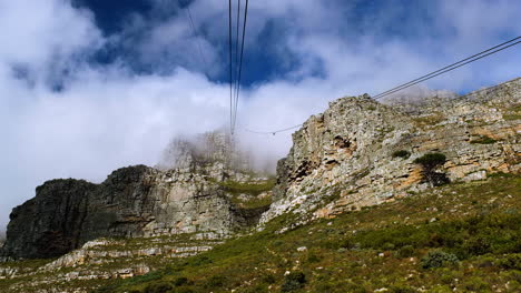 Luftseilbahn-Steigt-Den-Tafelberg-Hinauf-In-Die-Wolken