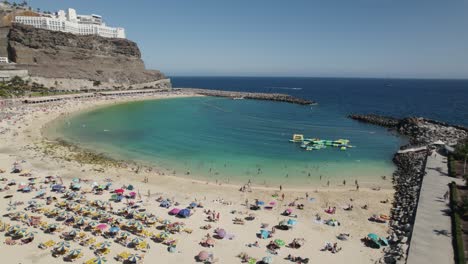 Atemberaubende-Luftaufnahme-über-Den-Künstlichen-Strand-Playa-De-Amadores,-Gran-Canaria